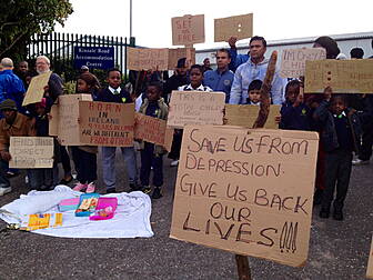 Asylum seekers protest over co...